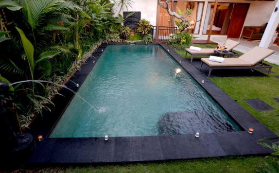 Swimming Pool di Sandi Agung Villa