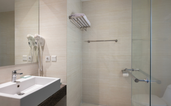 Bathroom di Santika Premiere Gubeng