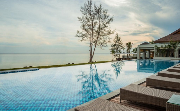 Swimming Pool di Santika Premiere Hotel & Resort Belitung
