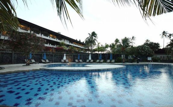 Swimming Pool di Santika Premiere Seaside Resort Manado