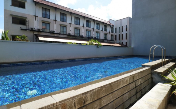 Swimming Pool di Santosa City Bali