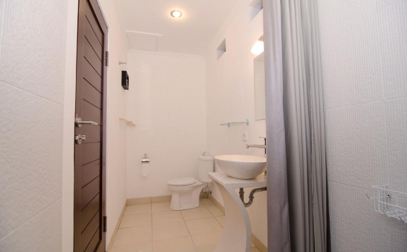 Tampilan Bathroom Hotel di Sanur Guest House