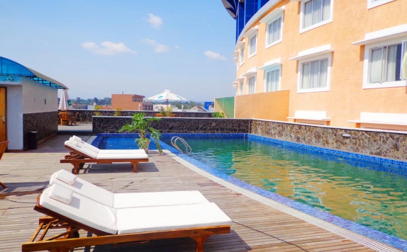 Swimming Pool di Sapadia Hotel Siantar