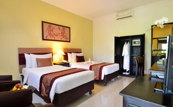 guest room twin bed di Sarinande Beach Inn