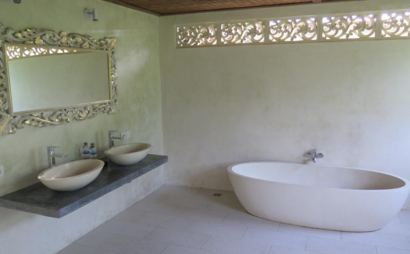Bathroom di Sawah Indah Villa