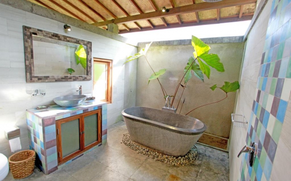 Bathroom di Sawah Indah Villa