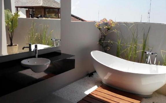 Tampilan Bathroom Hotel di Scala Bed And Beyond