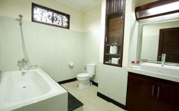 Bathroom di Segara Agung Hotel