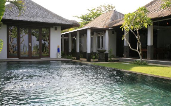 swimming pool di Sekar Nusa Villas
