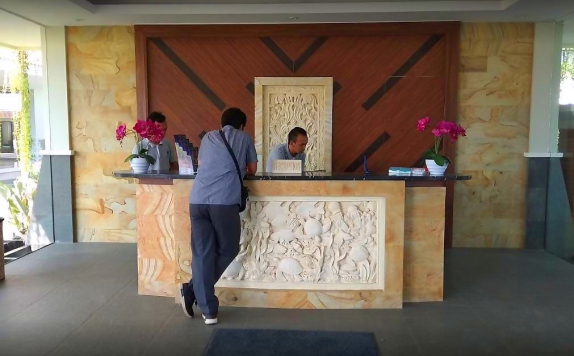 Receptionist di Sekuro Village Beach Resort