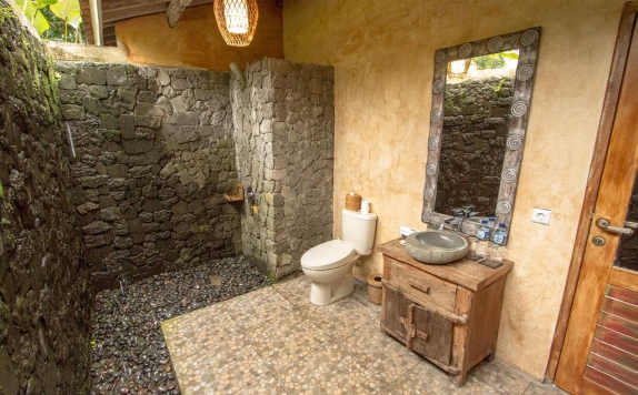 Bathroom di Senetan Villas and Spa Resort
