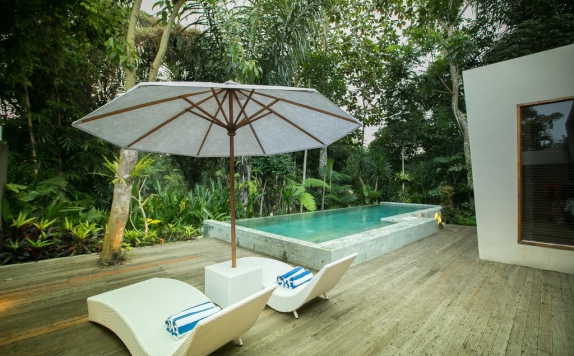 Swimming Pool di Senetan Villas and Spa Resort