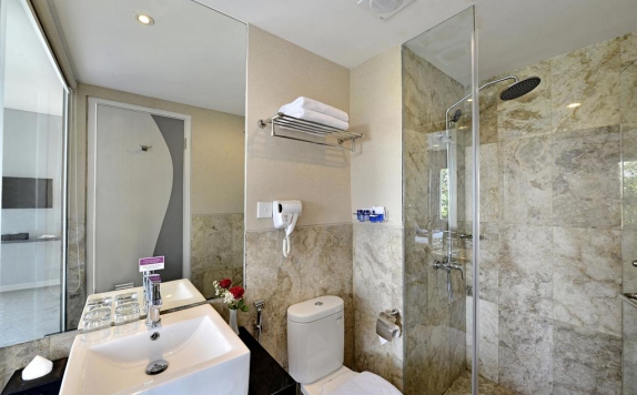 bathroom di Serela Cihampelas Hotel