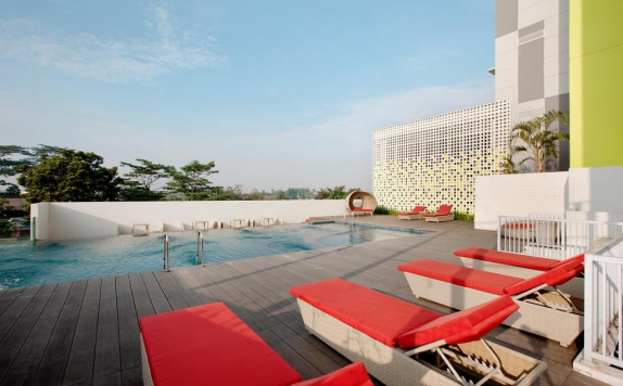 Swimming Pool di Shakti Hotel Bandung