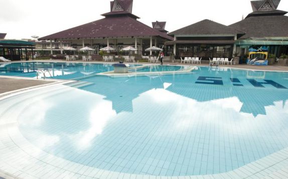 swimming pool di Sibayak Internasional