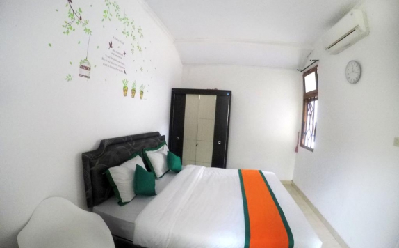 Bedroom di Simply Homy Guest House Gembiraloka