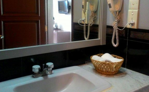 Bathroom di Sinabung Hotel