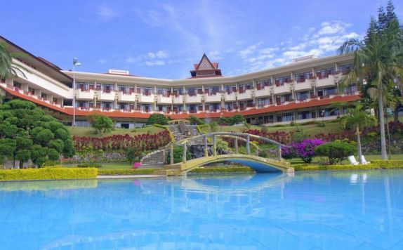 Outdoor Pool di Sinabung Hotel