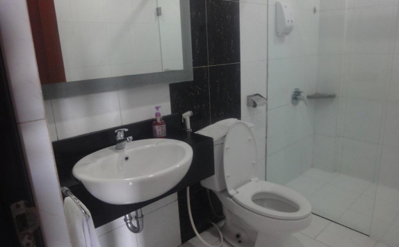 Bathroom di Sindha Ruteng Hotel