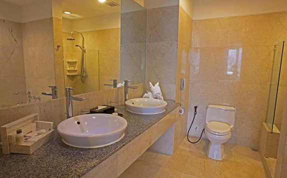 Bathroom di Sintesa Peninsula Hotel