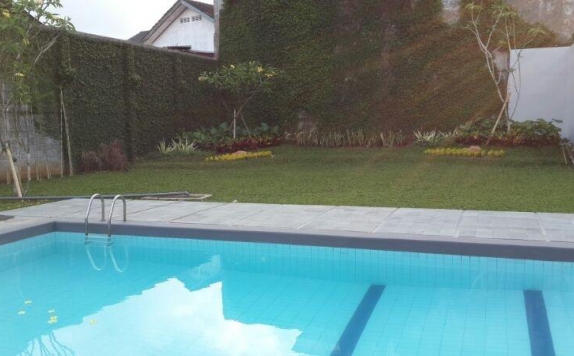 Swimming pool di Sisingamangaraja Guest House