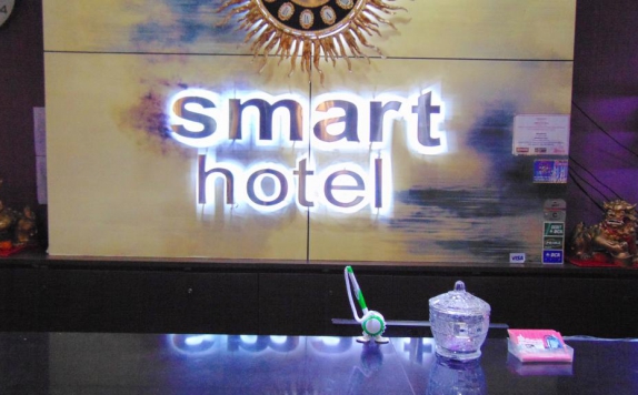 Receptionist di Smart Hotel Thamrin Jakarta