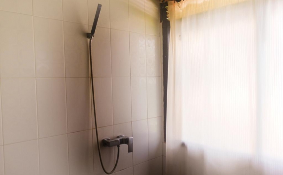 Tampilan Bathroom Hotel di Soka Indah Bungalow