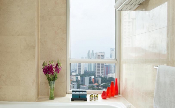Bathroom Hotel di Somerset Berlian Jakarta (Apartment)