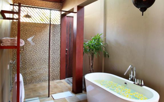 Tampilan Bathroom Hotel di Space at Bali Villas