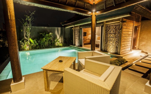 Outdoor Pool Hotel di Sri Abi Ratu Villa