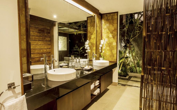 Tampilan Bathroom Hotel di Sri Abi Ratu Villa