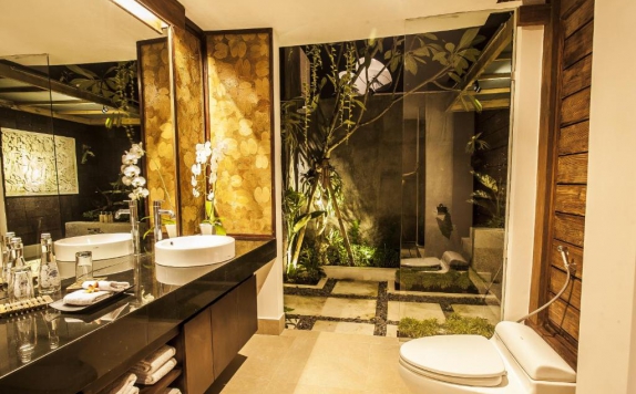 Tampilan Bathroom Hotel di Sri Abi Ratu Villa