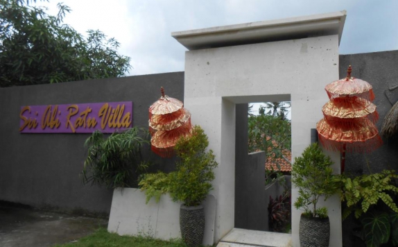 Tampilan Entrance Hotel di Sri Abi Ratu Villa