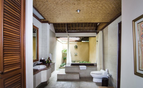 Tampilan Bathroom Hotel di Sri Phala Resort and Villa