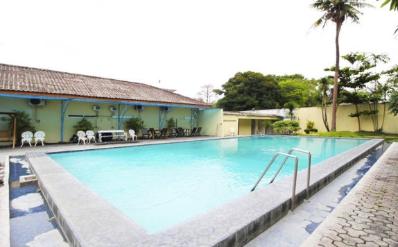 Swimming Pool di Sri Wedari Hotel