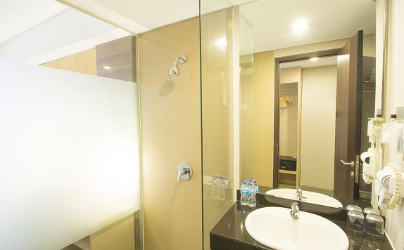 Tampilan Bathroom Hotel di Steenkool Hotel Seminyak