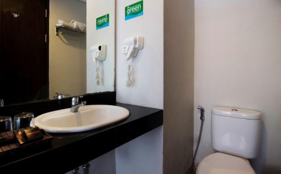Tampilan Bathroom Hotel di Steenkool Hotel Seminyak