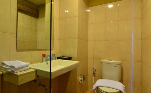 Bathroom di Student Park Hotel Apartment Yogyakarta