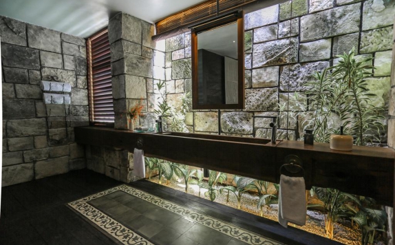 Bathroom di Suarga Padang Padang