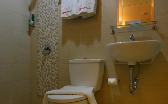 bathroom di Sumi Hotel Simpang Lima Semarang