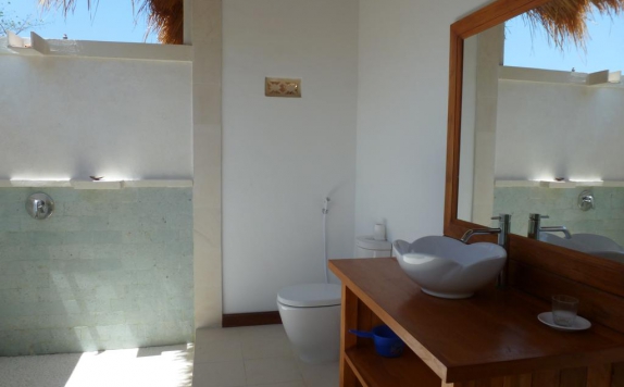 Tampilan Bathroom Hotel di Sunia Loka