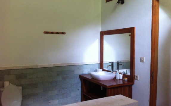 Tampilan Bathroom Hotel di Sunia Loka