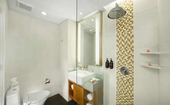 Bathroom di Sun Island Hotel & Spa Legian