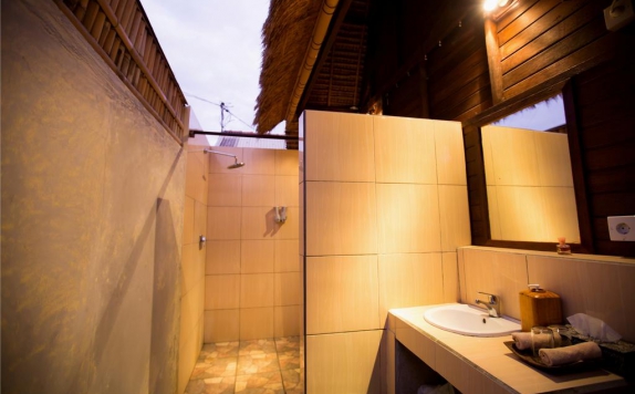Bathroom di Sunset Coin Lembongan Cottage & Spa