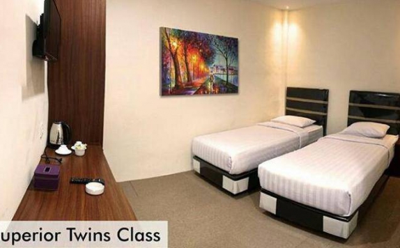 guest room twin bed di Superstar Hotel