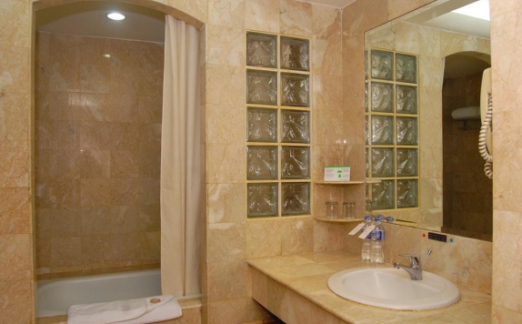 Bathroom di Surabaya Suites Hotel