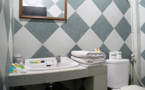Bathroom di Suriwathi Beach Hotel