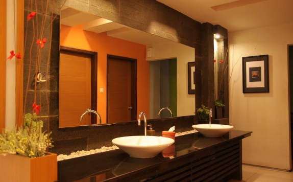 Bathroom di Surya Boutique Hotel