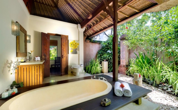 Bathroom di Surya Damai Villa