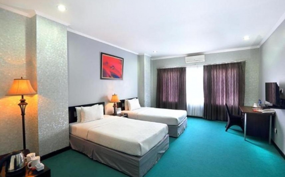 guest room twin bed di Surya Yudha Park Hotel